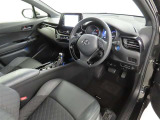 シンプルで使いやすいデザインの運転席です。