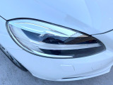 【LEDヘッドライト】明るく眩しいハイビームを先行車や対向車に照射しないオートハイビームを備えたLEDヘッドライト。北欧神話に登場するトールハンマーをモチーフにした、一目でボルボとわかるデザイン。