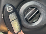【インテリジェントキー】カバンやポケットに入れたままでもドアの施錠・解錠が可能なスマートキーを装備。エンジンのオン・オフ時もカギを取り出す必要が無いからとっても便利です♪