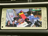 テレビ番組を画面で楽しめる装備を備えています。停車中の休憩時間などに映像を視聴でき、車内で過ごすひとときに便利です。視聴に関する操作項目も画面から確認しやすくなっています。