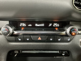 【左右独立オートエアコン】左右席で独立温度コントロールが可能です。運転席はキンキンに冷やして助手席はマイルドにと言った設定が可能です☆暑さ寒さでケンカすることもなくなりますね♪