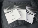 メンテナンスノート、取扱説明書です。 その車の整備記録が事細やかに記録されています。 車が生まれてから今までどのような道を歩んできたのか判るとても重要な物ですよ。