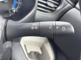 レバー上の表示が見やすく、必要なときに手元で操作しやすい配置です。運転中に視線を大きく移さず扱いやすく、日常の移動をスムーズに支えます。