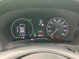 速度や燃料残量などの情報がまとまり、運転中も必要な表示を確認しやすいレイアウトです。中央のディスプレイにも車両情報が表示され、状況把握に役立ちます。