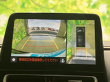 後方と車両周辺の映像を画面で確認でき、駐車時の周囲確認をサポートします。ガイド表示もあり、車庫入れや狭い場所での切り返しなど、日常の駐車場面で頼りになります。