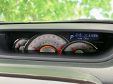 速度や燃料、シフト位置などを運転席から確認しやすいメーター配置です。表示がまとまっているため必要な情報を把握しやすく、日々の運転中も視線の移動を抑えやすい設計です。
