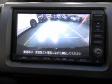 バックカメラの画像です。ガイドラインがスムースな車庫入れをサポートいたします。車庫入れの安心感がアップしますね。
