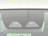 【スマートアシスト】走行中に前方の車両等を認識し、衝突しそうな時は警報とブレーキで衝突回避と被害軽減をアシスト。より安全にドライブをお楽しみいただけます。