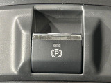 【電動パーキングブレーキ】パーキングブレーキは便利な電動式!ボタン一つで操作でき、アクセルを踏めば自動で解除されます♪レバーやペダルが無いので運転席廻りもすっきりしますね♪