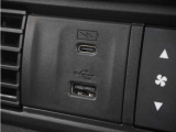 ◆USB入力端子◆USB接続、スマートフォンの充電等にも便利なUSBチャージャー使いやすい場所に装備されています。