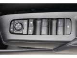 スイッチ一つで窓を開け閉めできるパワーウィンドウスイッチです。