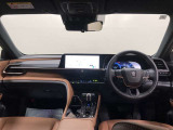 「アイランドアーキテクチャー」を活かし、運転席と助手席はアシンメトリーにコーディネーション!運転席側は運転に集中できるようブラックに統一!助手席側は様々な素材と配色をあしらい、くつろぎの空間に!