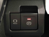 指先だけで簡単に操作が可能な電動パーキングブレーキを採用。「HOLD」スイッチを押すと、渋滞や信号待ちなどでブレーキペダルから足を離しても、ブレーキを保持するので安心です
