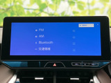 画面にはFM・AMやBluetooth、交通情報のメニューが表示され、選択肢を見ながら操作できます。中央にまとまった表示で確認しやすく、移動中の音楽や情報利用に便利です。