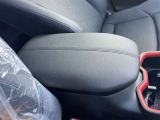 高いホールド性で運転姿勢が安定します。長距離ドライブでも疲れにくいのが魅力です。快適なドライビングライフをお送りください♪