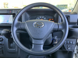 握りやすい形状のステアリングを備え、運転席に座った際にメーターや周囲の操作部も見渡しやすい配置です。前方を確認しながら扱いやすく、毎日の運転を身近に支える装備となっています。