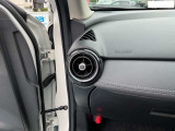 シンプルなデザインのグローブボックス。車検証などを収納しておくことが出来ます。