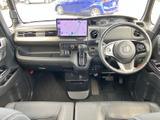 運転席まわりは視界を遮りにくいレイアウトで、前方や左右を確認しやすい印象です。シートや足元にはゆとりがあり、落ち着いて過ごせる空間に仕上がっています。