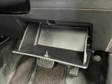 【収納部】パッと手に取りたい小物の置き場に便利。その他、沢山の収納部がございます。
