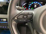 運転中、オーディオの操作をしてて、ハッとしたことはありませんか?ステアリングスイッチは、運転中でもハンドルでオーディオの操作が可能です。安全なドライブをサポートします。