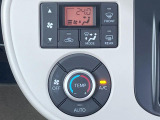 【オートエアコン】一度お好みの温度に設定すれば、車内の温度を検知し風量や温度を自動で調整。暑い&hellip;寒い&hellip;と何度もスイッチ操作をする必要はありません。快適な車内空間には必須の機能ですね♪
