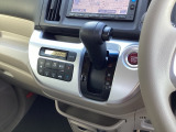 インパネシフトだから視線の移動も少なく足元もスッキリ♪運転席もゆったりしているのでゆとりを持ってドライブできますね!