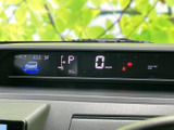 速度やシフト位置、燃料残量などの情報がまとまって表示され、運転に必要な確認をしやすい配置です。表示内容をひと目で把握しやすく、日常の運転をサポートします。