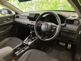 運転席から前方を見渡しやすいレイアウトで、各席にも自然に視線が届きます。シートや足元も落ち着いた色合いでまとまり、日々の乗り降りも快適にお使いいただけます。