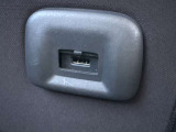 後席にもUSB電源ソケットが装備されており快適にお過ごしいただけます。