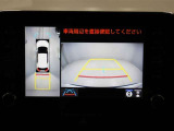 パノラミックビューモニターを装備。駐車場や交差点でクルマを真上から見るように周囲を確認できます。機能の詳細は販売店スタッフまでおたずねください。
