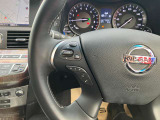 運転中も視線を外さずチャンネルやボリューム調整可能、安心便利なステアリングスイッチ付き!