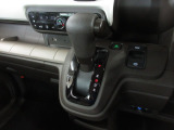 インパネシフトだから視線の移動も少なく足元もスッキリ。運転席もゆったりしているのでゆとりを持ってドライブできますね。