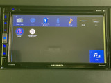 画面にはFM・AM、ディスク、Bluetooth Audio、USB、iPod、AUXなどの選択肢が表示されています。用途に合わせて音源を選びやすく、日々の移動を便利にサポートします。