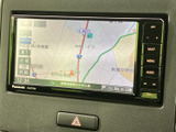 地図を画面いっぱいに表示し、現在地周辺や道路の位置関係を確認しやすい表示です。案内情報を目で追いやすく、初めての場所へ向かう際にも活用できます。