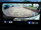 ガイド線表示機能付きのバックカメラで、バックでの車庫入れも安心です。