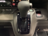 CVT車のセレクトレバーです。低速から高速まで、変速ショックのないスムーズな走りと、エンジン効率のよい領域を維持して燃費にも貢献します。サイドブレーキはスイッチ操作の電子制御パーキングブレーキです。