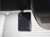 ◆ドライブレコーダー◆映像・音声などを記録する自動車用の装置です。 もしもの事故の際の記録はもちろん、旅行の際の思い出としてドライブの映像を楽しむことができます。
