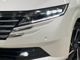 【LEDヘッドライト】悪天候や夜間走行時も良好な視界を確保し安心して運転できる高輝度LEDヘッドライトを装備!点灯速度が早く、消費電力も抑えられています。