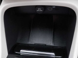 【ワイヤレス・スマートフォン・チャージ】対応機種のスマートフォンを、タッチスクリーン式センターディスプレイの下に置いておくだけで充電可能。すっきりと収納できて、使いたいときにはすぐに手に取れます。