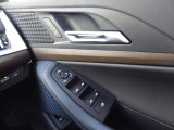 こちらがパワーウインドウのスイッチです。各席の窓をこちらから操作でき、運転席側からは助手席や後席の窓もまとめて操作できます。また、窓の開閉をロックするスイッチも備わっています。