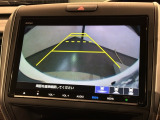 リバースギアに入れるだけで後方の表示へ切り替わります。夜間や雨の日の駐車も楽になりますよ。