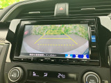 後方の映像とガイドラインが画面に表示され、駐車時に周囲を確認する際の目安として活用できます。車庫入れや幅の限られた場所での駐車をサポートする装備です。