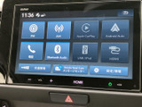 FM・AMに加え、スマートフォン連携やBluetooth Audioなど、複数のメニューを画面上で確認できます。使いたい機能を選びやすく、通勤やお出かけの車内時間を快適に過ごせます。