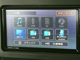 音楽ソースの選択画面には複数の項目が並び、聴きたい音源を画面から選べます。ラジオやディスクなど、利用シーンに応じて切り替えられる便利な装備です。