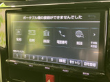 画面には目的地検索や施設、電話番号などのメニューが並び、タッチ操作で項目を選べる構成です。履歴や自宅登録にも対応した表示で、行き先を探す際に必要な情報へアクセスしやすく、日々の移動をサポートします。