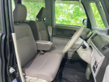 前席は座面と背もたれにゆとりを感じる形状で、落ち着いた色合いのシートが車内に馴染みます。大きな窓から光が入り、開放感のある空間です。