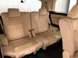 サードシートです。荷物が思ったより多くなった時や、大人数のドライブなど様々なシーンで対応が来ます。片方を畳んで荷物を載せたり、シートアレンジも自由自在。