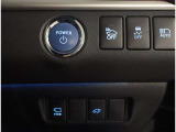お車のキーはスマートキーです。キーを身につけた状態で車に近づき、ドアロックの解錠や施錠操作が出来ます。雨の日など両手がふさがっている時など、とっても便利ですね。