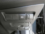 オートマチックハイビーム装備です。先行車や対向車のライトを認識し、ハイビームとロービームを自動で切り替える機能です。夜道の視界を確保します。詳細は販売店スタッフまでおたずねください。