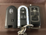 【リモートスタート】離れた場所からリモコン操作でエンジンを始動。乗車前から車内を快適な温度に保てます。